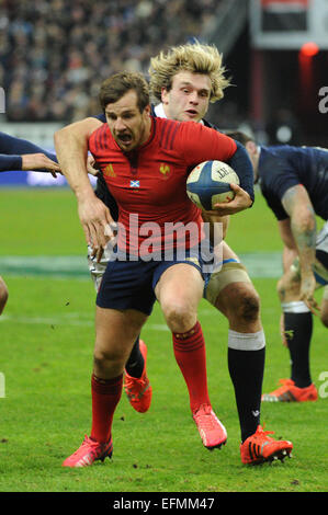 Paris, France. 07Th Feb 2015. 6-Nations tournoi international de rugby. La France contre l'Ecosse. CAMILLE LOPEZ (fra) abordés par RICHIE GRAY (SCO) Credit : Action Plus Sport/Alamy Live News Banque D'Images