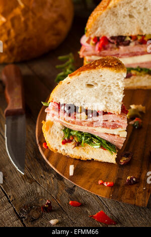 Muffaletta Cajun Sandwich avec olives et fromage Viande Banque D'Images