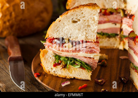 Muffaletta Cajun Sandwich avec olives et fromage Viande Banque D'Images