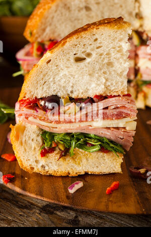 Muffaletta Cajun Sandwich avec olives et fromage Viande Banque D'Images