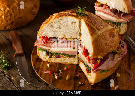 Muffaletta Cajun Sandwich avec olives et fromage Viande Banque D'Images