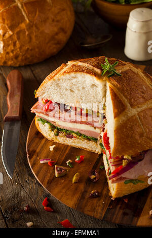 Muffaletta Cajun Sandwich avec olives et fromage Viande Banque D'Images