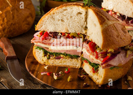 Muffaletta Cajun Sandwich avec olives et fromage Viande Banque D'Images