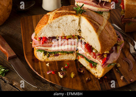 Muffaletta Cajun Sandwich avec olives et fromage Viande Banque D'Images