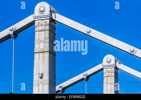 Détails des Tatars de pont sur la rivière de Moscou. Les colonnes de métal sur le fond bleu du ciel Banque D'Images