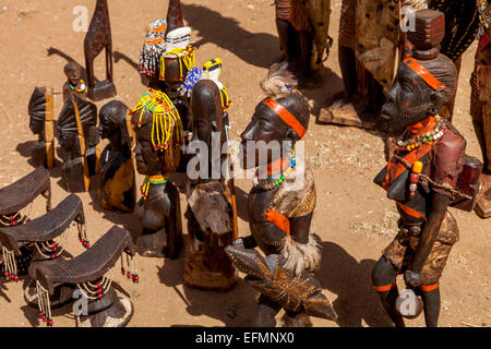 Statues en bois de provenance locale à vendre à Key Afer Jeudi, marché de la vallée de l'Omo, Ethiopie Banque D'Images