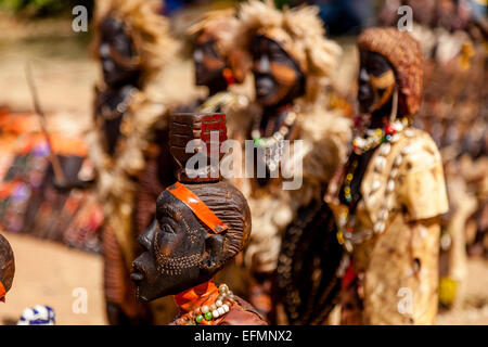 Statues en bois de provenance locale à vendre à Key Afer Jeudi, marché de la vallée de l'Omo, Ethiopie Banque D'Images