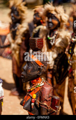 Statues en bois de provenance locale à vendre à Key Afer Jeudi, marché de la vallée de l'Omo, Ethiopie Banque D'Images