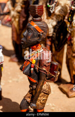 Statues en bois de provenance locale à vendre à Key Afer Jeudi, marché de la vallée de l'Omo, Ethiopie Banque D'Images