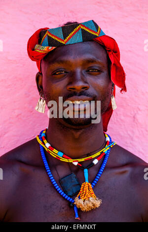 Jeune homme de la tribu Banna Au Key Afer Jeudi, marché de la vallée de l'Omo, Ethiopie Banque D'Images