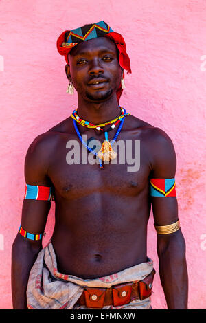 Jeune homme de la tribu Banna Au Key Afer Jeudi, marché de la vallée de l'Omo, Ethiopie Banque D'Images