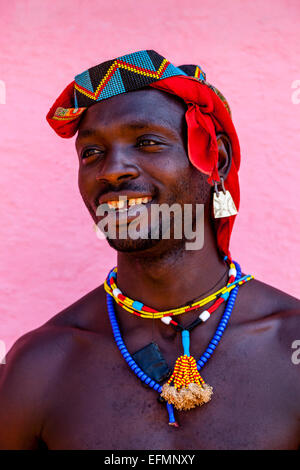 Jeune homme de la tribu Banna Au Key Afer Jeudi, marché de la vallée de l'Omo, Ethiopie Banque D'Images