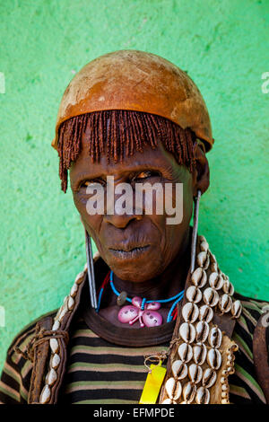 Femme âgée de la tribu Banna Au Key Afer Jeudi, marché de la vallée de l'Omo, Ethiopie Banque D'Images