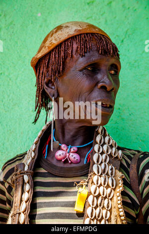 Femme âgée de la tribu Banna Au Key Afer Jeudi, marché de la vallée de l'Omo, Ethiopie Banque D'Images