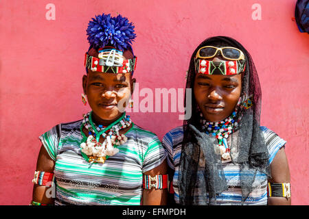 Deux jeunes filles de la tribu Banna Au Key Afer Jeudi, marché de la vallée de l'Omo, Ethiopie Banque D'Images