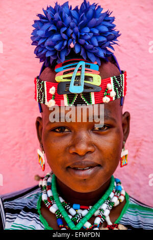 Jeune femme de la tribu Banna Au Key Afer Jeudi, marché de la vallée de l'Omo, Ethiopie Banque D'Images