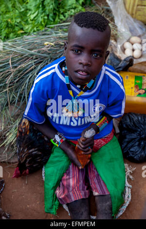 Un garçon de la tribu Banna Poulets Vente à la clé Afer Jeudi, marché de la vallée de l'Omo, Ethiopie Banque D'Images