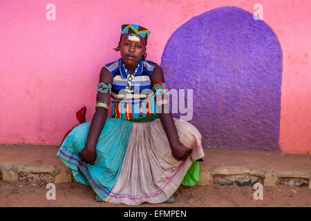 Une fille de la tribu Banna Au Key Afer Jeudi, marché de la vallée de l'Omo, Ethiopie Banque D'Images