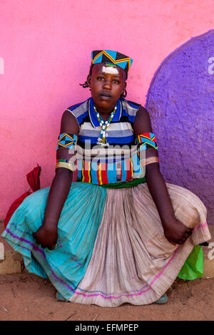 Une fille de la tribu Banna Au Key Afer Jeudi, marché de la vallée de l'Omo, Ethiopie Banque D'Images