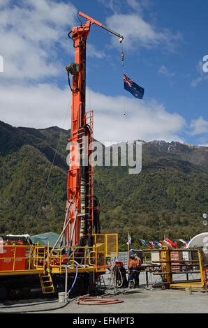 WHATAROA, Nouvelle-Zélande, le 5 décembre 2014 : Les foreurs au travail sur le projet de forage profond défaut Banque D'Images