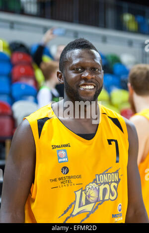 Londres, Royaume-Uni. Feb 6, 2015. Au cours de l'Ikhinmwin avant Joe London Lions contre Leeds vigueur BBL Championship match à l'Arena de cuivre dans le parc olympique. Banque D'Images