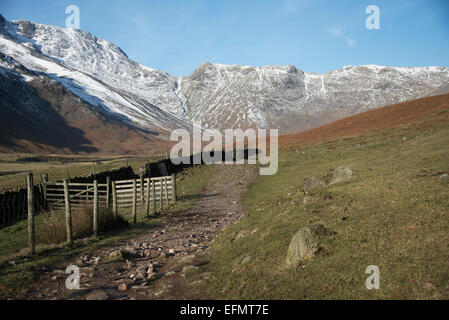 La voie menant au col de pieu dans la vallée de Langdale, Lake District. Banque D'Images