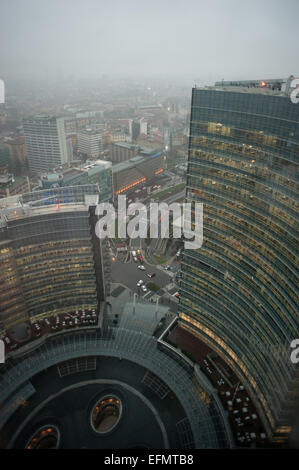 Vue depuis la tour d'Unicredit, le plus haut bâtiment de l'Italie, de la Piazza Gae Aulenti, Milan. Banque D'Images