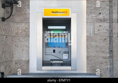 PostFinance Cash machine au bureau de poste d'Arosa, PostgebŠude, 7050 Arosa, Suisse Banque D'Images