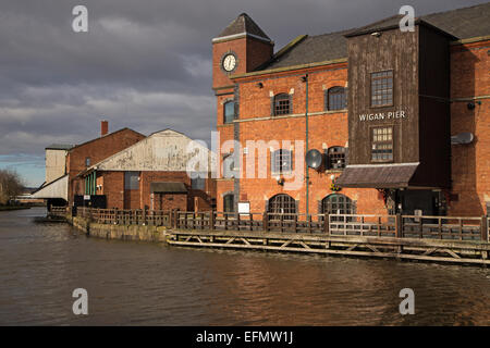 Vue de bâtiments le long du canal à Leeds Liverpool Wigan Pier Banque D'Images