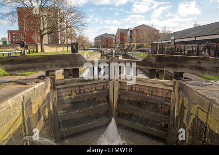 Un verrou sur le Leeds Liverpool canal dans la ville de Wigan, près de Wigan Pier. Banque D'Images