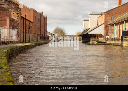 Vue de bâtiments le long du canal à Leeds Liverpool Wigan Pier Banque D'Images