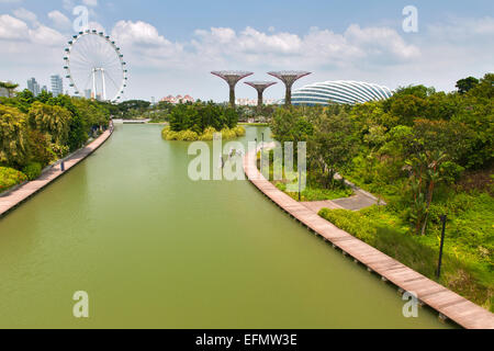 Gardens by the bay et le lac libellule à Singapour. Banque D'Images