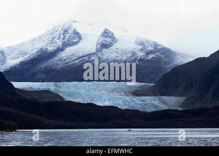 Vue sur le lac Hall à Mendenhall glacier et des champs de glace dans la région de Juneau, Alaska. Banque D'Images