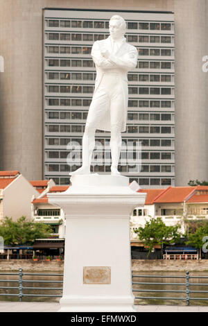 Statue de Sir Stamford Raffles à Boat Quay à Singapour. Banque D'Images