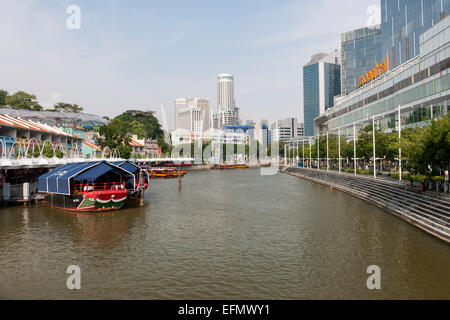 Bateaux sur la rivière de Singapour à Clarke Quay à Singapour. Banque D'Images