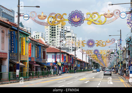 Décorations enjambant Serangoon Road dans le quartier de Little India à Singapour. Banque D'Images