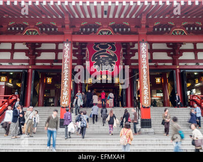 Les gens dans le temple Senso-ji escaliers Banque D'Images