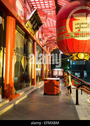 Payer respecte la nuit au temple Senso-ji Banque D'Images