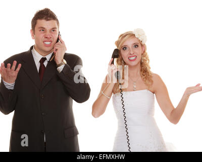 Difficultés de relation de mariage. Femme en colère et fureur man talking on phone. Mariée marié deux chicanes isolés hurlant Banque D'Images