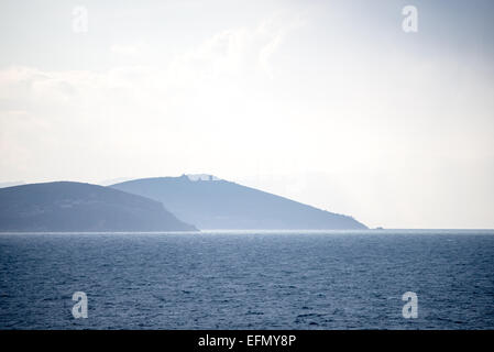 ISTANBUL, Turquie / Türkiye / Türkiye — Une vue sur la mer de Marmaro par un matin tranquille au large d'Istanbul, Turquie. Le Bosphore, une voie navigable vitale reliant la mer Noire à la mer de Marmara, offre des scènes étonnantes d'Istanbul avec ses monuments historiques et son activité maritime animée. Ce détroit emblématique divise la ville en deux côtés européens et asiatiques, avec de magnifiques palais, mosquées et ponts au bord de l'eau. Banque D'Images