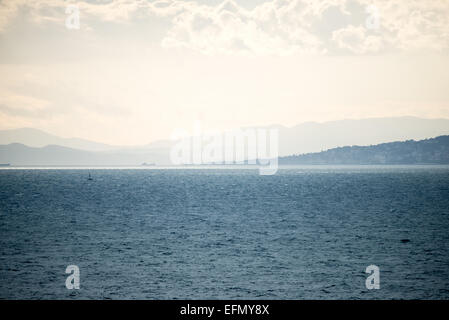 ISTANBUL, Turquie / Türkiye / Türkiye — Une vue sur la mer de Marmaro par un matin tranquille au large d'Istanbul, Turquie. Le Bosphore, une voie navigable vitale reliant la mer Noire à la mer de Marmara, offre des scènes étonnantes d'Istanbul avec ses monuments historiques et son activité maritime animée. Ce détroit emblématique divise la ville en deux côtés européens et asiatiques, avec de magnifiques palais, mosquées et ponts au bord de l'eau. Banque D'Images