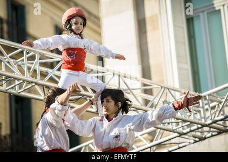 Barcelone, Catalogne, Espagne. 7 Février, 2015. Le "Pèlerin de Barcelona' construire leurs pyramides acrobatiques traditionnelles lors de la fête de St Eulalia à Barcelone Crédit : Matthias Rickenbach/ZUMA/ZUMAPRESS.com/Alamy fil Live News Banque D'Images