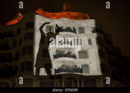 Barcelone, Catalogne, Espagne. 7 Février, 2015. Une vidéo est plaquée sur la façade de la Pedrera' 'au cours de la 'lumière' BCN Llum festival de Barcelone : Crédit Matthias Rickenbach/ZUMA/ZUMAPRESS.com/Alamy fil Live News Banque D'Images