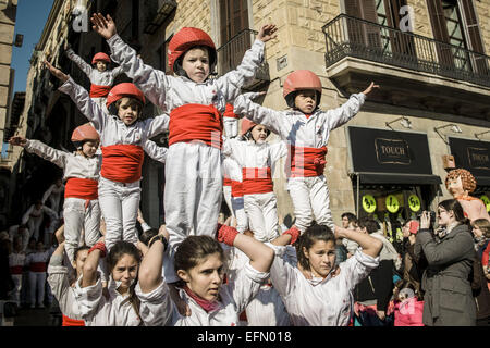 Barcelone, Catalogne, Espagne. 7 Février, 2015. Le "Pèlerin de Barcelona' construire leurs pyramides acrobatiques traditionnelles lors de la fête de St Eulalia à Barcelone Crédit : Matthias Rickenbach/ZUMA/ZUMAPRESS.com/Alamy fil Live News Banque D'Images