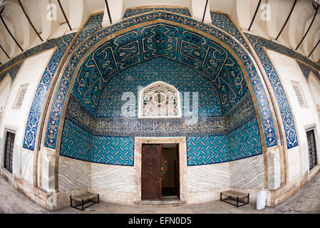 ISTANBUL, Turquie / Türkiye — extérieur du kiosque carrelé des musées d'archéologie d'Istanbul. Le kiosque carrelé a été commandé par le sultan Mehmed II en 1472 et est l'un des plus anciens bâtiments d'Istanbul. Il présente une architecture civile ottomane et faisait partie des jardins extérieurs du palais de Topkapı. Il a été utilisé comme musée impérial entre 1875 et 1891 avant que la collection ne déménage dans le bâtiment principal nouvellement construit. Il a été ouvert au public en 1953 en tant que musée d'art turc et islamique, et a ensuite été incorporé au Musée archéologique d'Istanbul. Les musées d'archéologie d'Istanbul, hébergés dans Banque D'Images