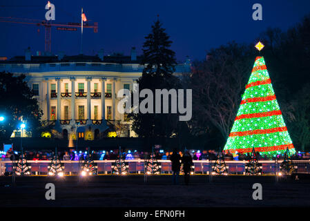 WASHINGTON DC, USA - l'arbre de Noël de la Maison Blanche sur l'Ellipse à Washington DC. Le portique sud de la Maison Blanche est dans l'arrière-plan. Banque D'Images