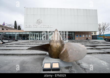 ISTANBUL, Turquie / Türkiye — L'entrée principale du Musée Naval d'Istanbul nouvellement construit. Devant les bâtiments du musée de la Marine d'Istanbul, se trouve l'une des quatre grandes hélices du Battle Cruiser TCG Yavuz, un Battle Cruiser turc de première classe qui a servi dans la marine turque de 1912 à 1950. Le Musée de la Marine d'Istanbul date de plus d'un siècle mais est maintenant logé dans un nouveau bâtiment construit à cet effet sur les rives du Bosphore. Bien qu'ostensiblement lié à l'histoire navale turque, le noyau de sa collection se compose de 14 caïques impériaux, la plupart du XIXe siècle, qui sont displ Banque D'Images