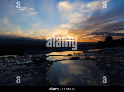 Denizili. 7 Février, 2015. Photo prise le 7 février 2015 montre la vue de Pamukkale. Pamukkale, qui signifie "château de coton" en turc, est un site naturel à Denizli Province dans le sud-ouest de la Turquie et contient des sources d'eau chaude et terrasses Travertins, de minéraux carbonatés laissées par l'écoulement de l'eau. C'est au total environ 2 700 mètres de long, 600 mètres de large et 160 mètres de haut. Pamukkale a été reconnu comme Site du patrimoine mondial en 1988. Credit : Zou Le/Xinhua/Alamy Live News Banque D'Images