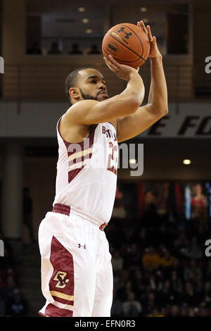 Chestnut Hill, Massachusetts, USA. 07Th Feb 2015. Boston College Eagles avant Aaron Brown (22) tire la balle au cours de la première moitié d'un jeu de basket-ball de NCAA entre le North Carolina Tar Heels et Boston College Eagles à Conte Forum à Chestnut Hill, Massachusetts. Caroline du Nord a battu Boston College 79-68. Credit : Cal Sport Media/Alamy Live News Banque D'Images