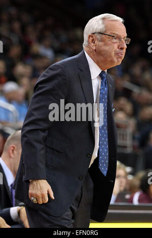 Chestnut Hill, Massachusetts, USA. 07Th Feb 2015. North Carolina Tar Heels Head coach Roy Williams réagit au cours d'un match de basket-ball de NCAA entre le North Carolina Tar Heels et Boston College Eagles à Conte Forum à Chestnut Hill, Massachusetts. Caroline du Nord a battu Boston College 79-68. Credit : Cal Sport Media/Alamy Live News Banque D'Images